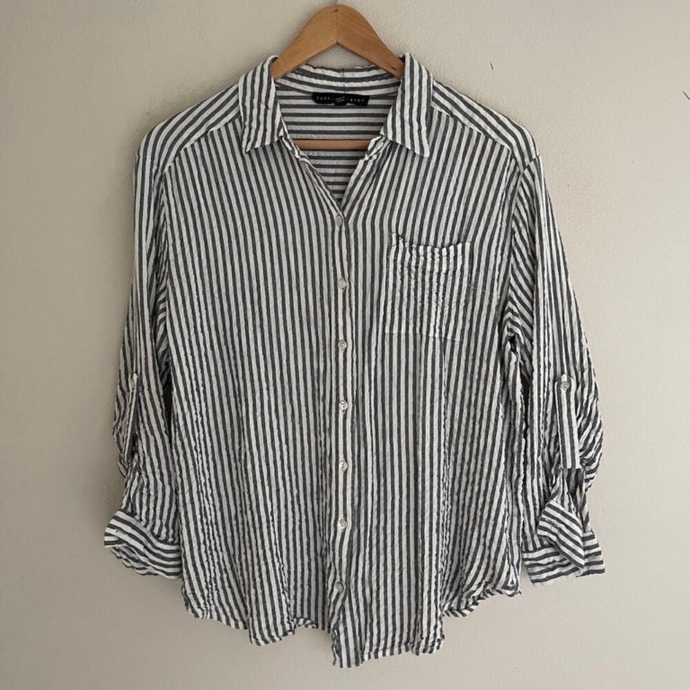 JANE + DELANCEY Seersucker Grey & White Striped Blouse is NWOT! Size MEDIUM